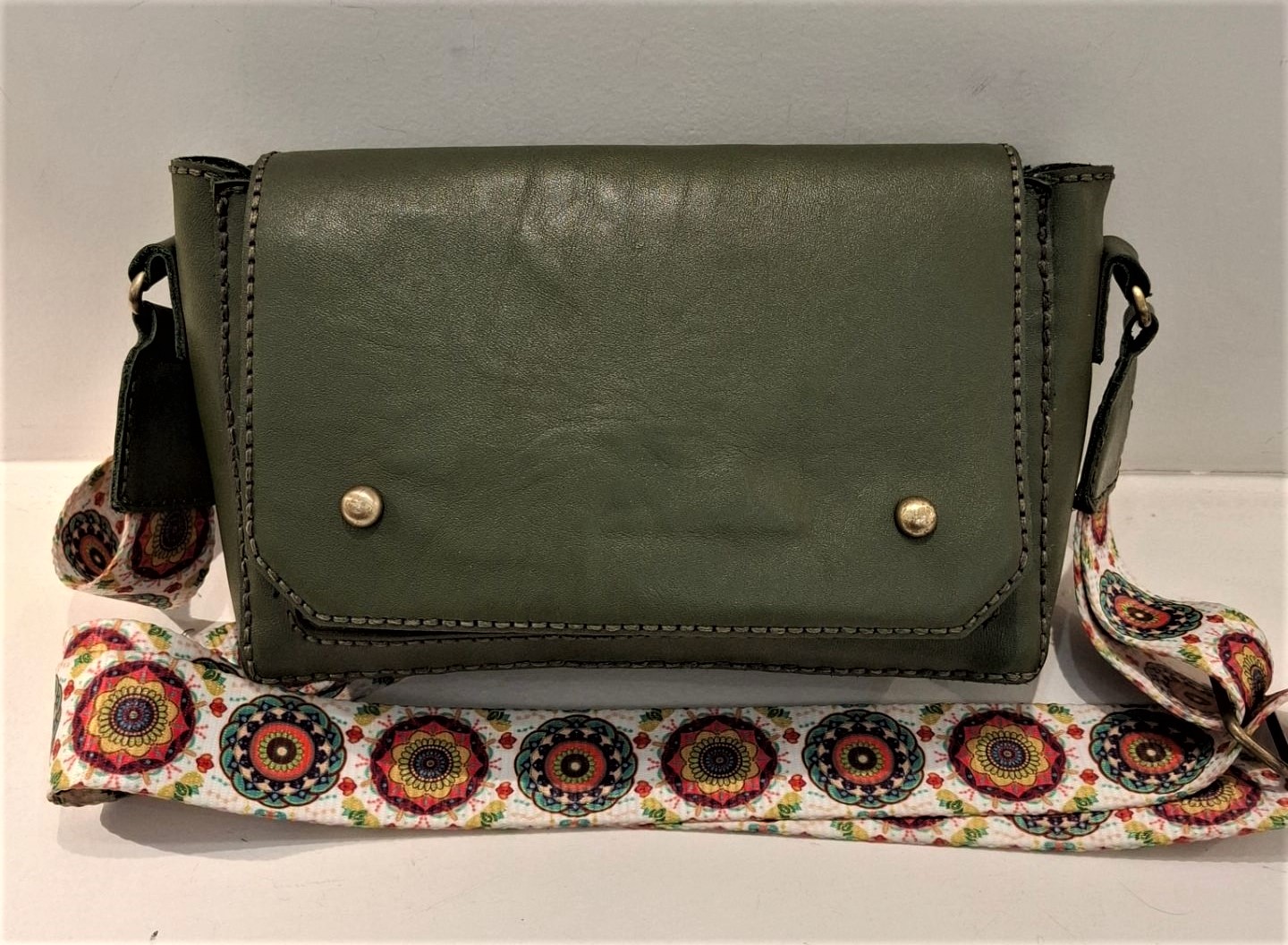 کیف زنانه چرم طبیعی دست دوز با بند برزنتی