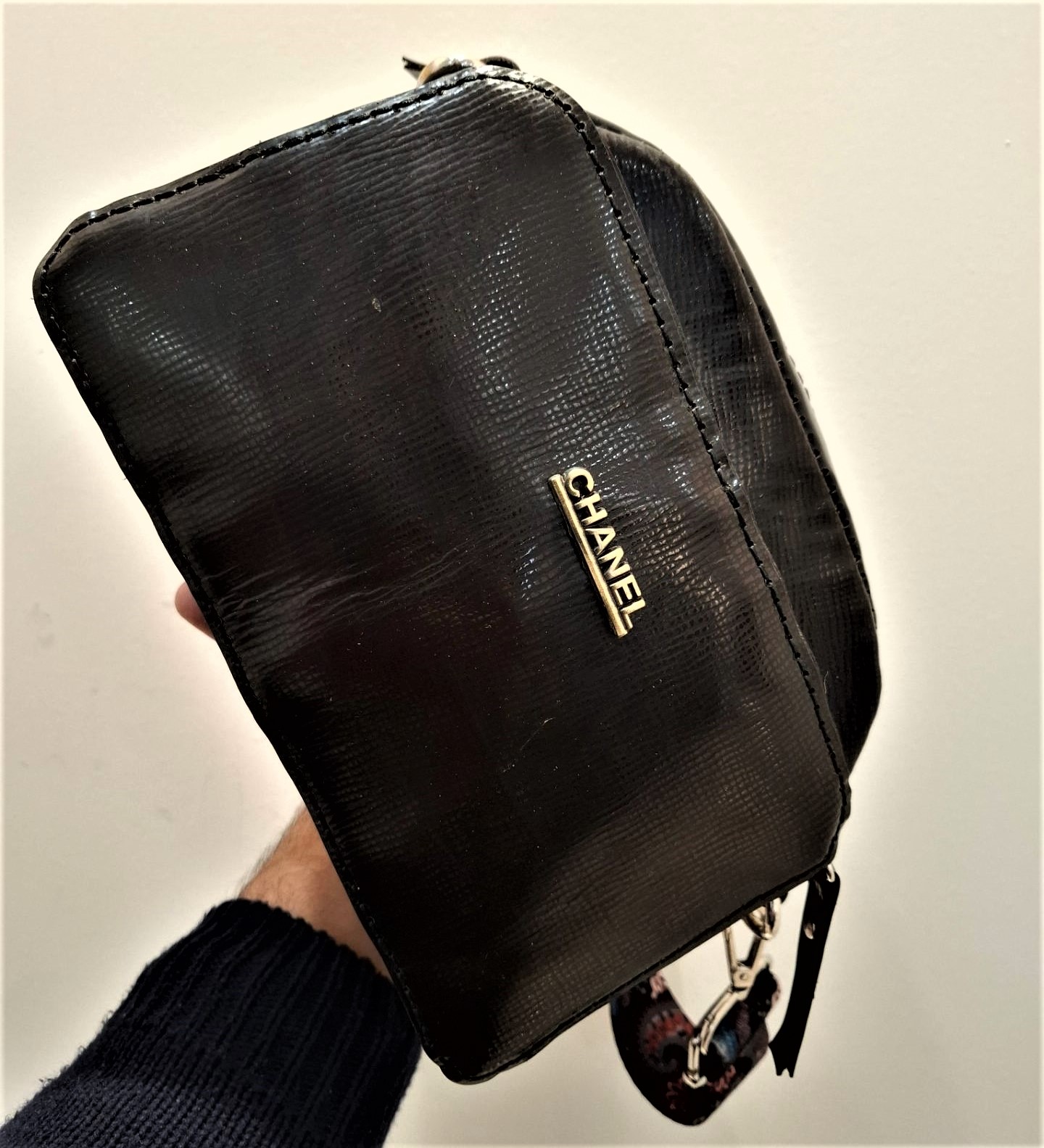 کیف زنانه چرم طبیعی دست دوز با بند برزنتی