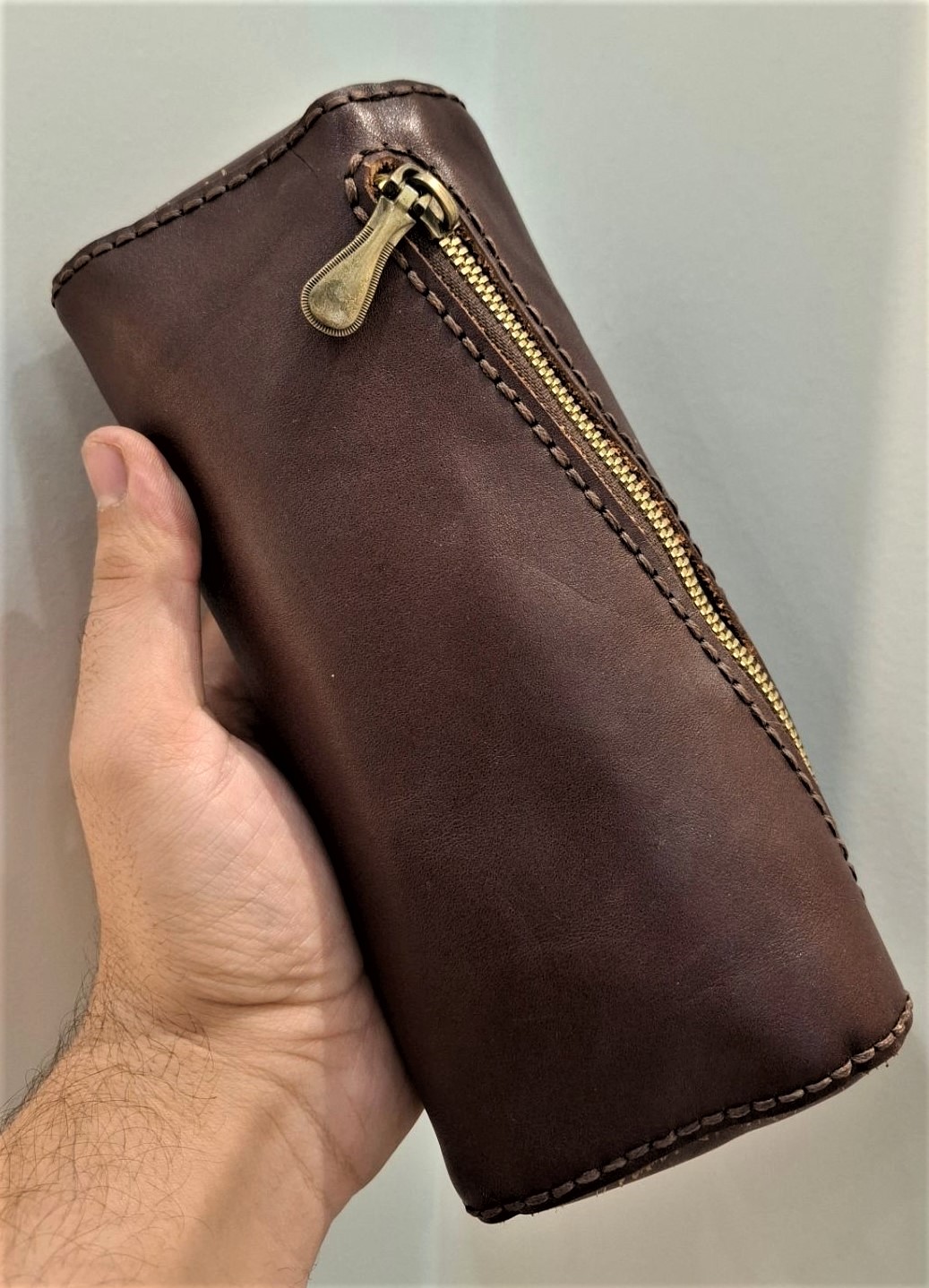 کیف لوازم آرایش چرم طبیعی دست دوز رنگ قهوه ای